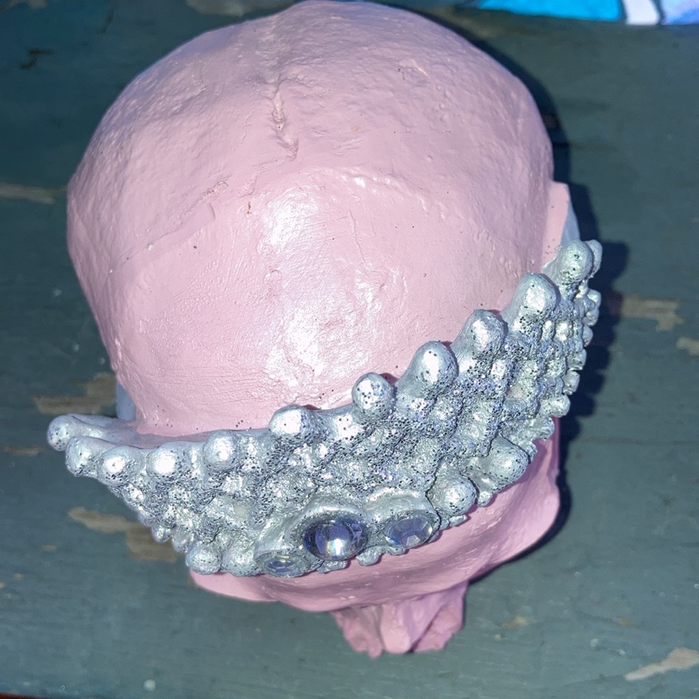 Halloween decorative Skull Sculpture Silver sparkle Crown bubblegum pink goth - Picture 13 of 16